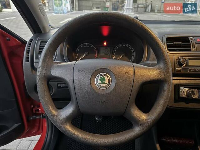 Красный Шкода Фабия, объемом двигателя 1.39 л и пробегом 146 тыс. км за 6200 $, фото 10 на Automoto.ua
