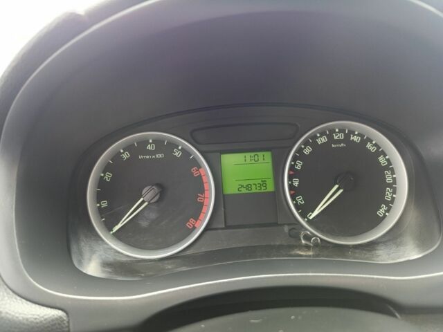 Красный Шкода Фабия, объемом двигателя 1.2 л и пробегом 250 тыс. км за 4300 $, фото 6 на Automoto.ua