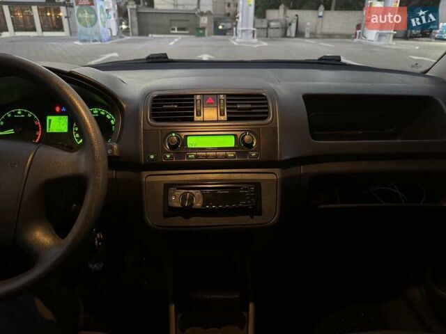Красный Шкода Фабия, объемом двигателя 1.39 л и пробегом 146 тыс. км за 5500 $, фото 12 на Automoto.ua