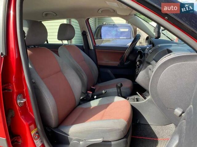Красный Шкода Фабия, объемом двигателя 1.39 л и пробегом 258 тыс. км за 4690 $, фото 11 на Automoto.ua