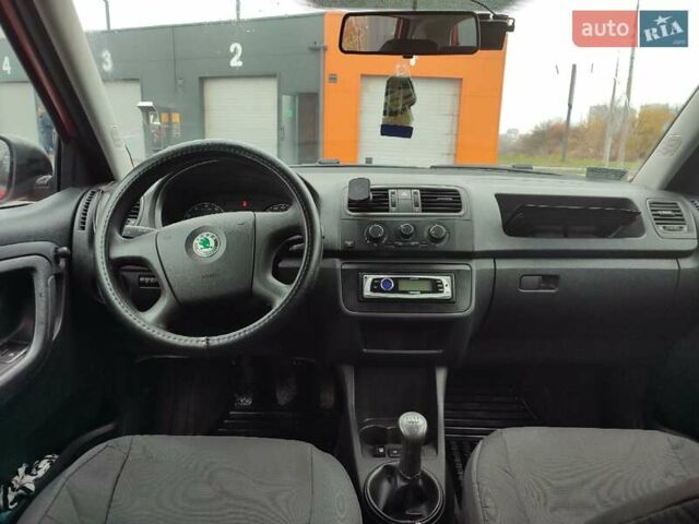 Красный Шкода Фабия, объемом двигателя 1.2 л и пробегом 70 тыс. км за 5500 $, фото 5 на Automoto.ua