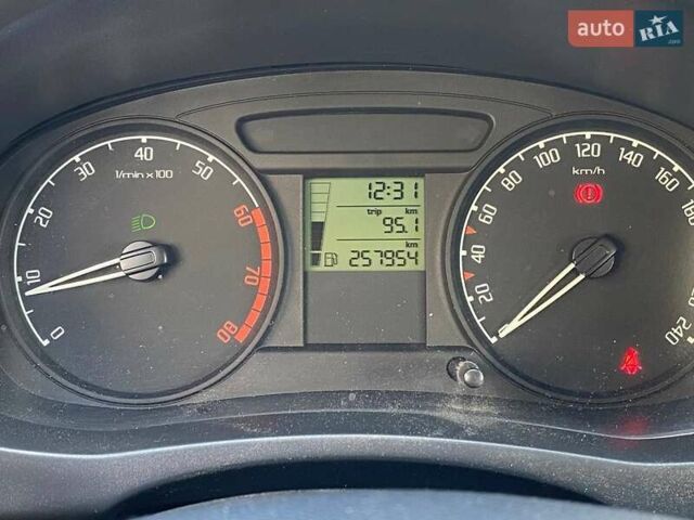 Красный Шкода Фабия, объемом двигателя 1.39 л и пробегом 258 тыс. км за 4690 $, фото 14 на Automoto.ua