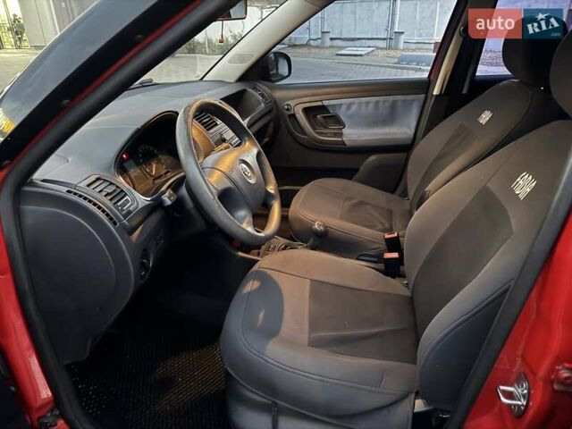 Красный Шкода Фабия, объемом двигателя 1.39 л и пробегом 146 тыс. км за 6200 $, фото 8 на Automoto.ua