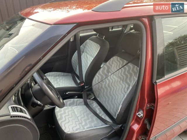 Красный Шкода Фабия, объемом двигателя 1.39 л и пробегом 180 тыс. км за 5000 $, фото 4 на Automoto.ua