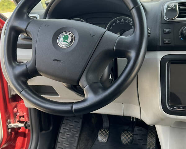 Красный Шкода Фабия, объемом двигателя 1.2 л и пробегом 157 тыс. км за 5500 $, фото 13 на Automoto.ua