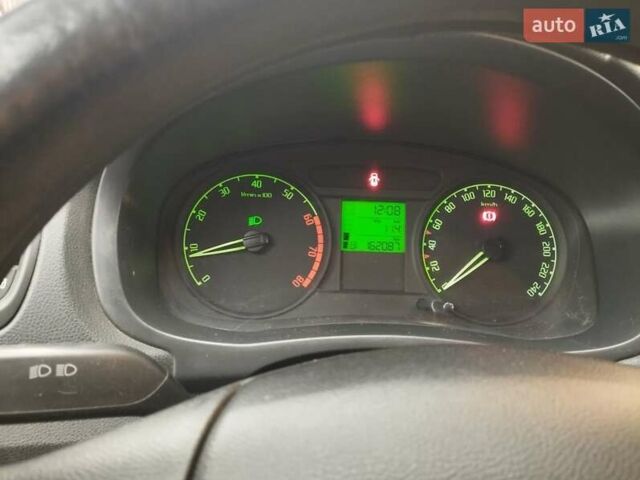 Красный Шкода Фабия, объемом двигателя 1.4 л и пробегом 162 тыс. км за 4850 $, фото 9 на Automoto.ua