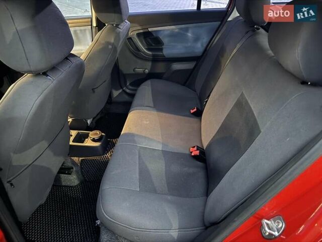 Красный Шкода Фабия, объемом двигателя 1.39 л и пробегом 146 тыс. км за 5500 $, фото 6 на Automoto.ua