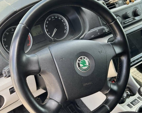 Красный Шкода Фабия, объемом двигателя 1.2 л и пробегом 157 тыс. км за 5500 $, фото 24 на Automoto.ua