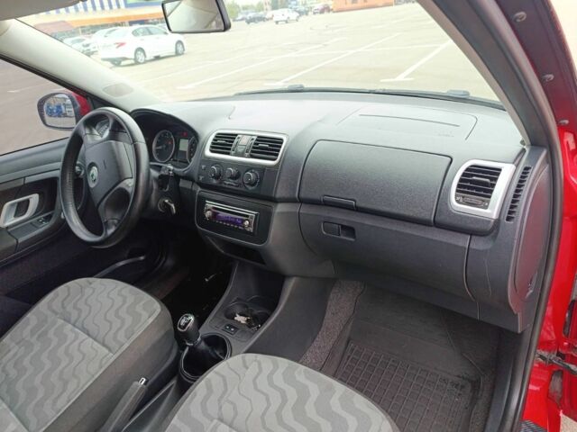 Красный Шкода Фабия, объемом двигателя 1.2 л и пробегом 250 тыс. км за 4300 $, фото 7 на Automoto.ua