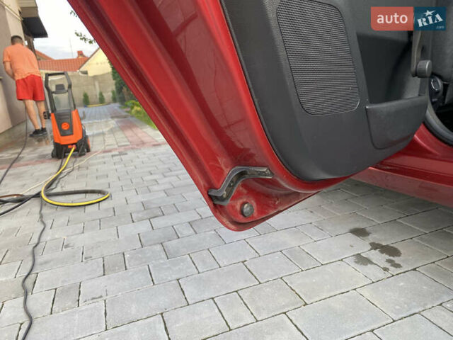 Красный Шкода Фабия, объемом двигателя 1.39 л и пробегом 180 тыс. км за 5000 $, фото 16 на Automoto.ua