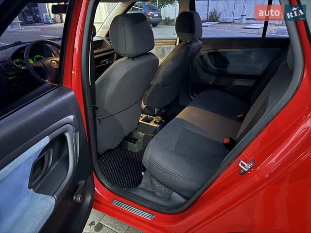 Красный Шкода Фабия, объемом двигателя 1.39 л и пробегом 146 тыс. км за 6200 $, фото 12 на Automoto.ua