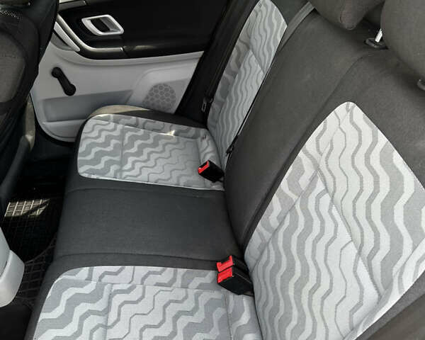 Красный Шкода Фабия, объемом двигателя 1.2 л и пробегом 157 тыс. км за 5500 $, фото 17 на Automoto.ua