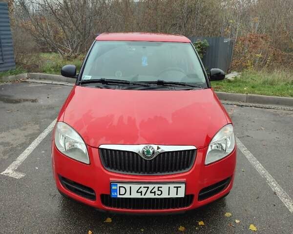 Красный Шкода Фабия, объемом двигателя 1.2 л и пробегом 70 тыс. км за 5500 $, фото 2 на Automoto.ua