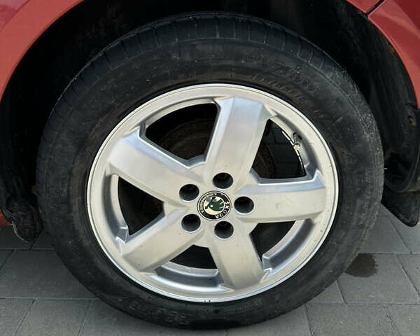 Красный Шкода Фабия, объемом двигателя 1.2 л и пробегом 157 тыс. км за 5500 $, фото 5 на Automoto.ua