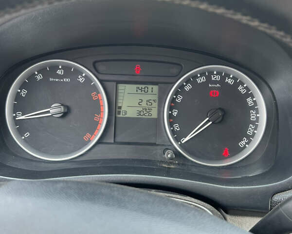 Красный Шкода Фабия, объемом двигателя 1.2 л и пробегом 157 тыс. км за 5500 $, фото 12 на Automoto.ua