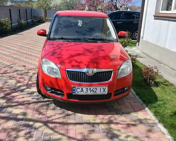 Красный Шкода Фабия, объемом двигателя 1.2 л и пробегом 200 тыс. км за 4000 $, фото 2 на Automoto.ua