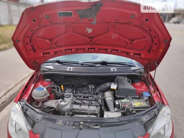 Красный Шкода Фабия, объемом двигателя 1.2 л и пробегом 230 тыс. км за 5000 $, фото 13 на Automoto.ua