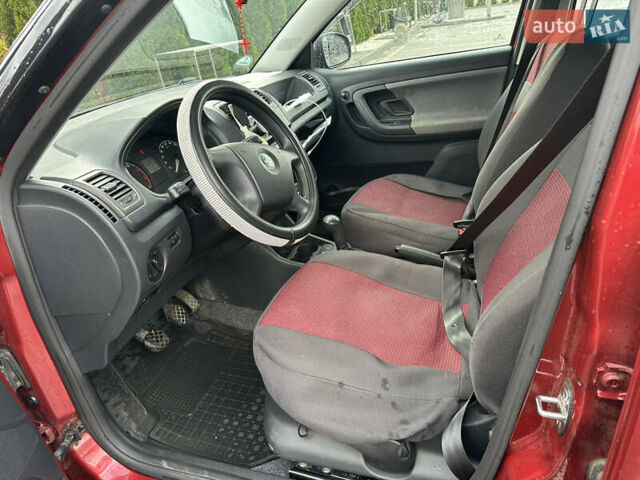 Красный Шкода Фабия, объемом двигателя 1.39 л и пробегом 182 тыс. км за 5500 $, фото 10 на Automoto.ua