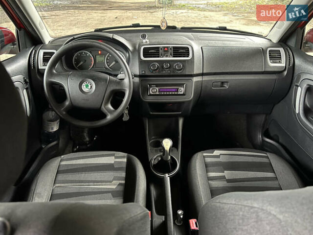 Красный Шкода Фабия, объемом двигателя 1.2 л и пробегом 247 тыс. км за 4199 $, фото 8 на Automoto.ua