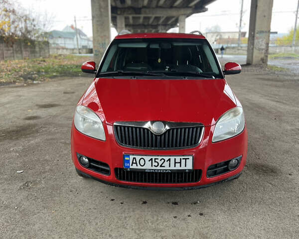 Красный Шкода Фабия, объемом двигателя 1.2 л и пробегом 247 тыс. км за 4199 $, фото 2 на Automoto.ua