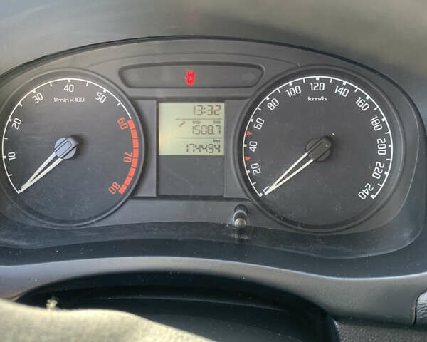 Красный Шкода Фабия, объемом двигателя 1.2 л и пробегом 174 тыс. км за 4850 $, фото 14 на Automoto.ua