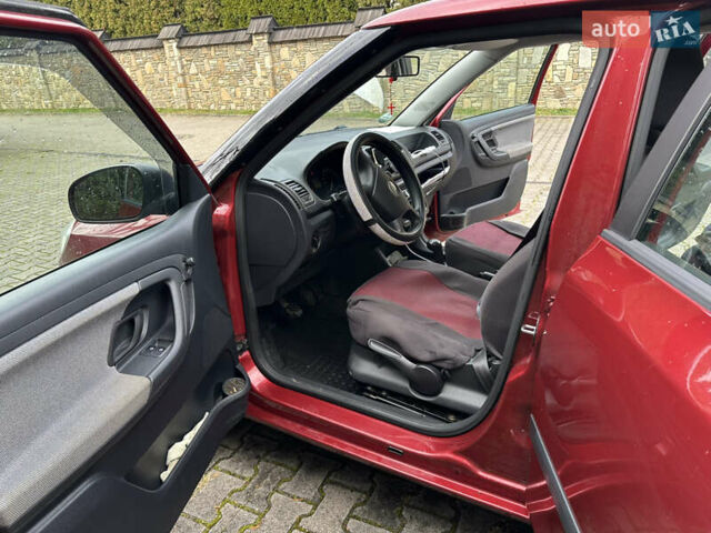 Красный Шкода Фабия, объемом двигателя 1.39 л и пробегом 182 тыс. км за 5500 $, фото 4 на Automoto.ua