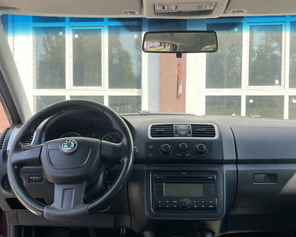Красный Шкода Фабия, объемом двигателя 1.6 л и пробегом 208 тыс. км за 5950 $, фото 9 на Automoto.ua