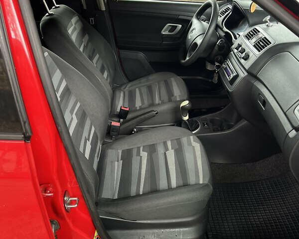 Красный Шкода Фабия, объемом двигателя 1.2 л и пробегом 247 тыс. км за 4199 $, фото 10 на Automoto.ua