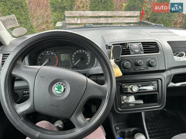 Красный Шкода Фабия, объемом двигателя 1.39 л и пробегом 182 тыс. км за 5500 $, фото 11 на Automoto.ua
