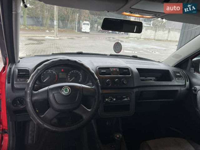 Красный Шкода Фабия, объемом двигателя 1.42 л и пробегом 367 тыс. км за 4000 $, фото 3 на Automoto.ua