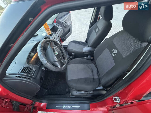 Красный Шкода Фабия, объемом двигателя 1.6 л и пробегом 330 тыс. км за 5400 $, фото 4 на Automoto.ua
