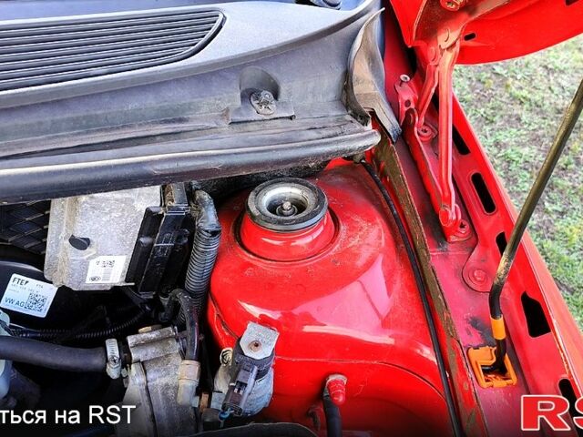 Шкода Фабия 2010 в Каменское - Днепродзержинск на Automoto.ua Красный Шкода Фабия, объемом двигателя 1.4 л и пробегом 235 тыс. км за 4100 $, фото 7 на Automoto.ua