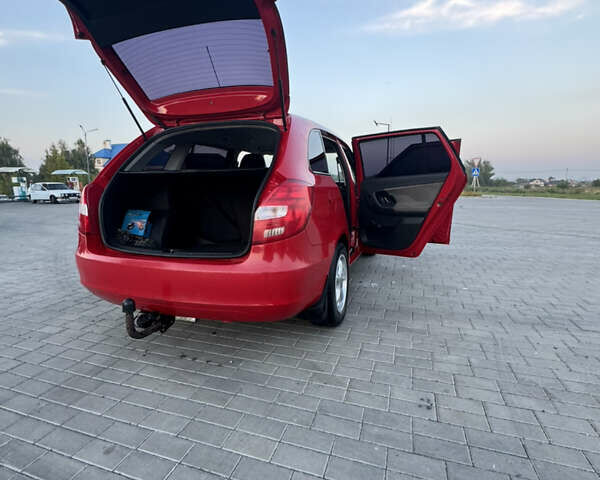 Красный Шкода Фабия, объемом двигателя 1.6 л и пробегом 330 тыс. км за 5400 $, фото 1 на Automoto.ua