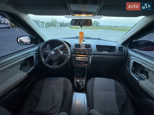 Красный Шкода Фабия, объемом двигателя 1.6 л и пробегом 330 тыс. км за 5400 $, фото 6 на Automoto.ua