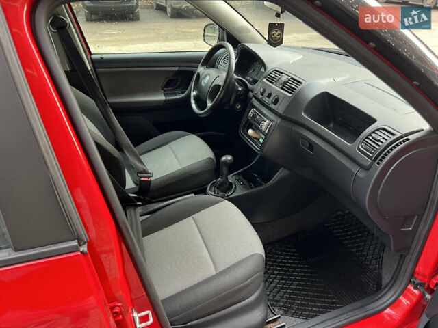 Червоний Шкода Фабія, об'ємом двигуна 1.39 л та пробігом 233 тис. км за 3550 $, фото 3 на Automoto.ua