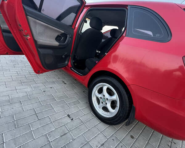 Красный Шкода Фабия, объемом двигателя 1.6 л и пробегом 330 тыс. км за 5400 $, фото 3 на Automoto.ua