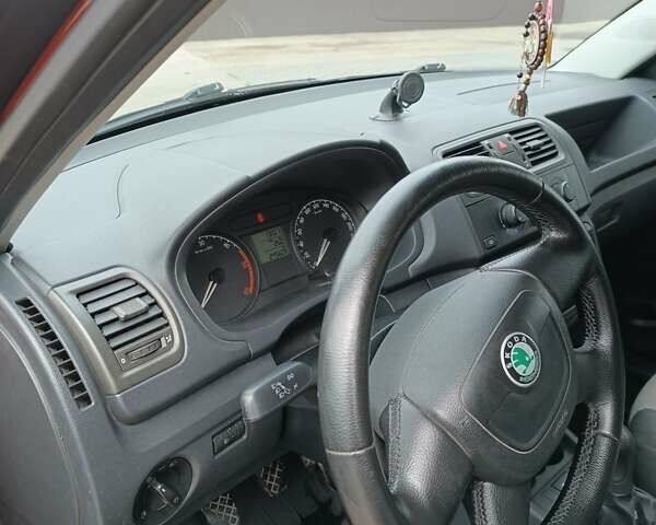 Красный Шкода Фабия, объемом двигателя 1.4 л и пробегом 245 тыс. км за 3850 $, фото 2 на Automoto.ua