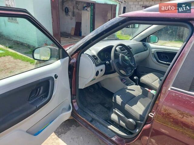 Красный Шкода Фабия, объемом двигателя 1.2 л и пробегом 246 тыс. км за 5500 $, фото 4 на Automoto.ua