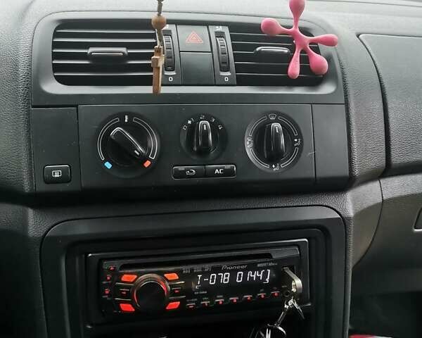 Красный Шкода Фабия, объемом двигателя 1.4 л и пробегом 232 тыс. км за 4699 $, фото 8 на Automoto.ua