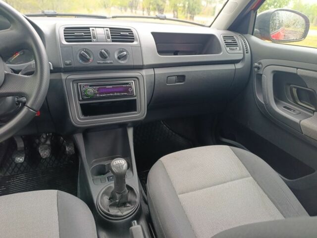 Красный Шкода Фабия, объемом двигателя 1.6 л и пробегом 217 тыс. км за 5200 $, фото 12 на Automoto.ua