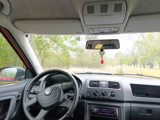 Красный Шкода Фабия, объемом двигателя 1.6 л и пробегом 217 тыс. км за 5200 $, фото 10 на Automoto.ua