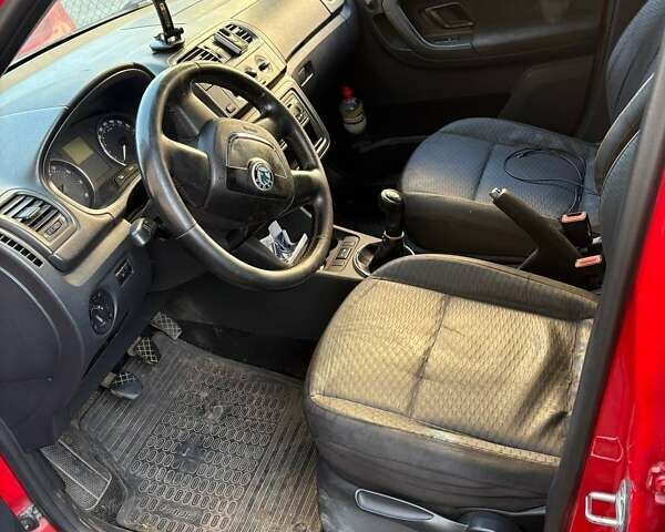 Красный Шкода Фабия, объемом двигателя 1.39 л и пробегом 410 тыс. км за 3050 $, фото 4 на Automoto.ua