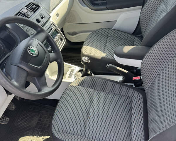 Шкода Фабия 2011 в Запорожье на Automoto.ua Красный Шкода Фабия, объемом двигателя 1.2 л и пробегом 248 тыс. км за 6100 $, фото 10 на Automoto.ua