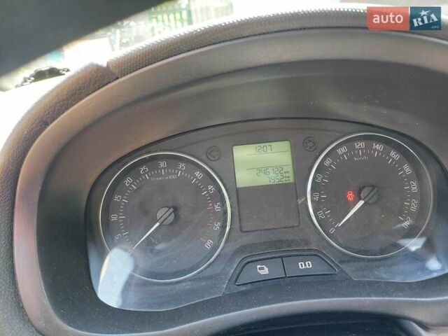 Красный Шкода Фабия, объемом двигателя 1.2 л и пробегом 246 тыс. км за 5500 $, фото 5 на Automoto.ua