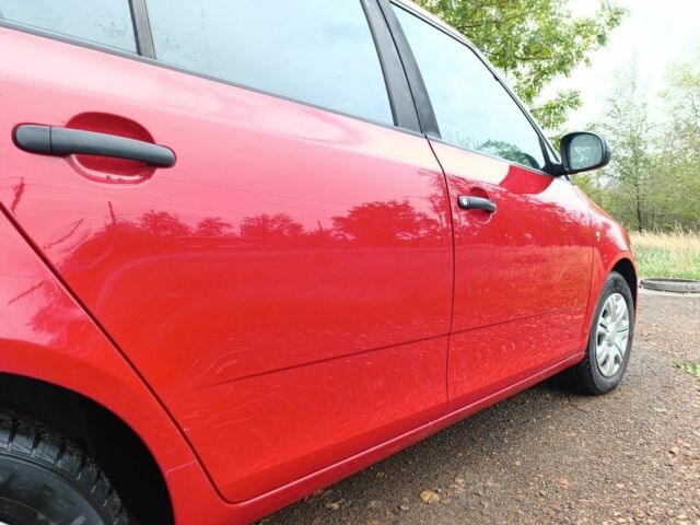 Красный Шкода Фабия, объемом двигателя 1.6 л и пробегом 217 тыс. км за 5200 $, фото 5 на Automoto.ua