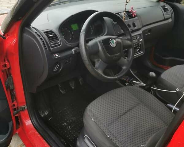 Красный Шкода Фабия, объемом двигателя 1.4 л и пробегом 232 тыс. км за 4699 $, фото 2 на Automoto.ua