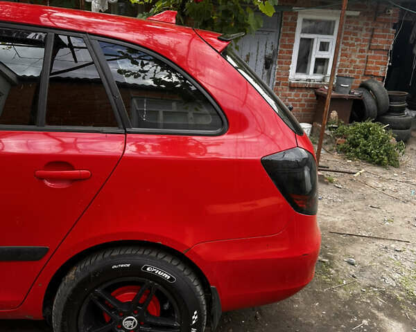 Красный Шкода Фабия, объемом двигателя 1.6 л и пробегом 423 тыс. км за 5500 $, фото 4 на Automoto.ua