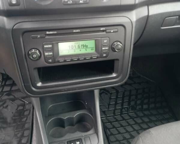 Красный Шкода Фабия, объемом двигателя 1.2 л и пробегом 230 тыс. км за 4500 $, фото 3 на Automoto.ua