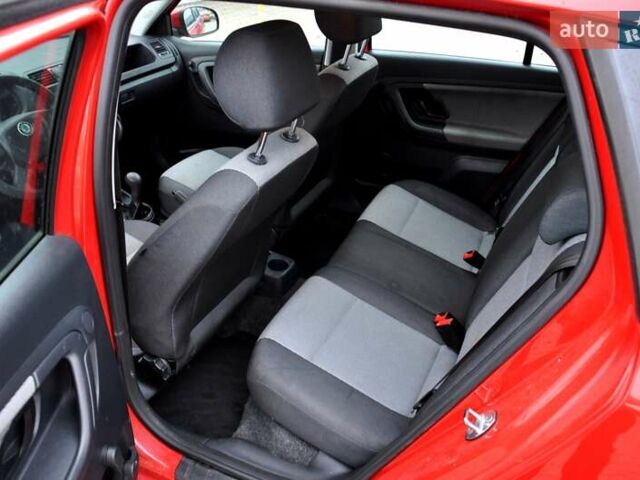 Червоний Шкода Фабія, об'ємом двигуна 1.39 л та пробігом 155 тис. км за 5900 $, фото 16 на Automoto.ua