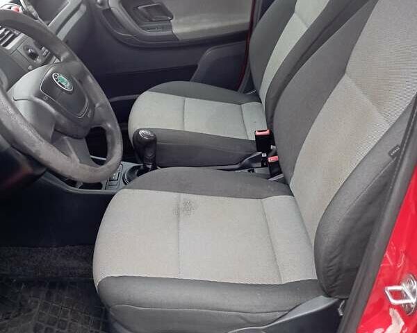 Красный Шкода Фабия, объемом двигателя 1.2 л и пробегом 230 тыс. км за 4500 $, фото 2 на Automoto.ua